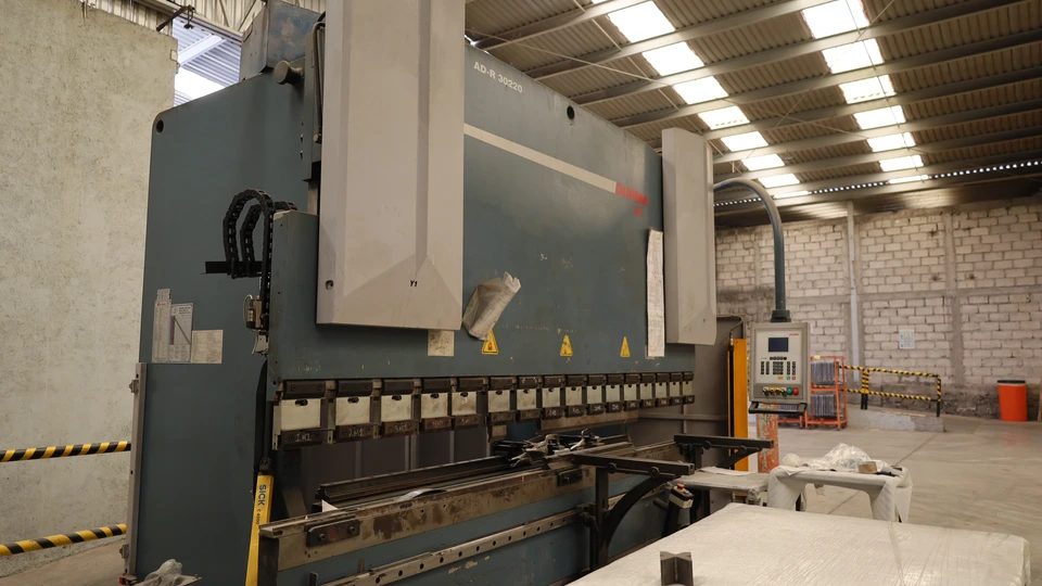 Doblado de lámina CNC en Querétaro. Ángulos precisos y repetibilidad para producción industrial.