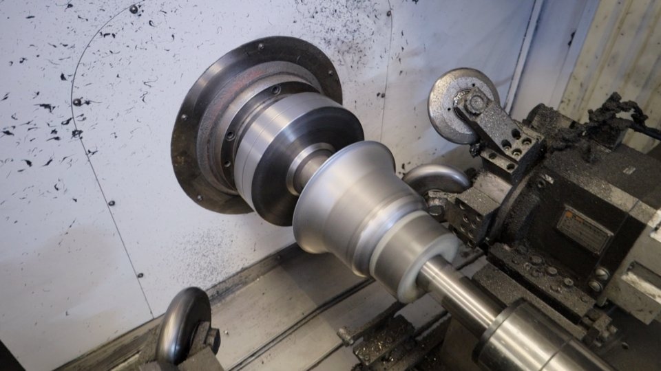 Rechazado de piezas cilíndricas hasta Ø1100 mm en aluminio, acero al carbón y acero inoxidable.