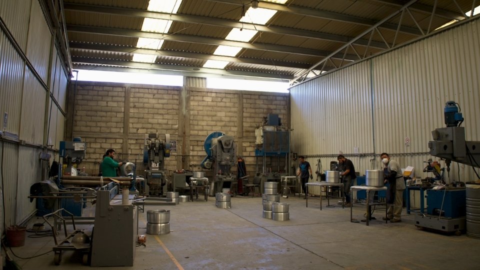 Contamos con troqueladoras de hasta 200 toneladas, ideal para series pequeñas o grandes de piezas repetitivas.